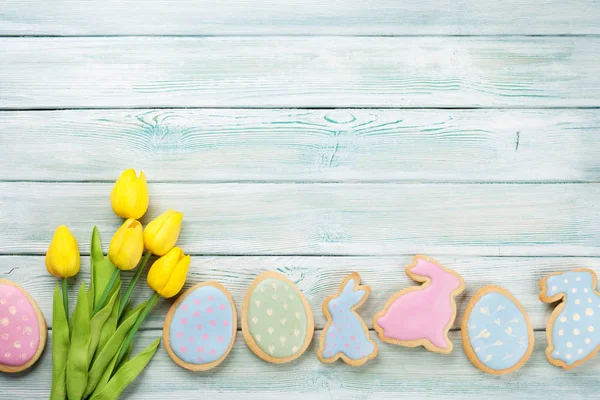 Biscuits Pain Épice Tulipes Pâques Sur Une Table Bois Œufs — Photo