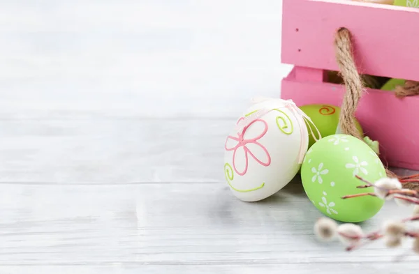 Huevos Pascua Caja Sobre Mesa Madera Con Espacio Para Saludos —  Fotos de Stock