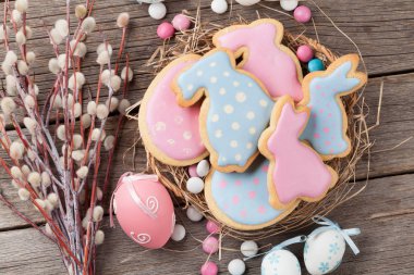 Ahşap tablo Easter gingerbread çerezleri. Tavşan ve yumurta. Tebrik kartı. Üstten Görünüm