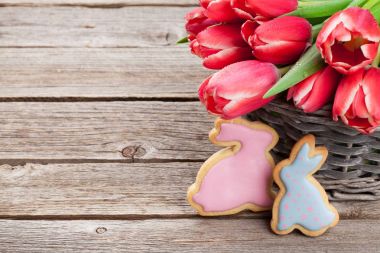 Kırmızı lale ve Paskalya gingerbread çerezleri. Paskalya tebrik kartı ile yer