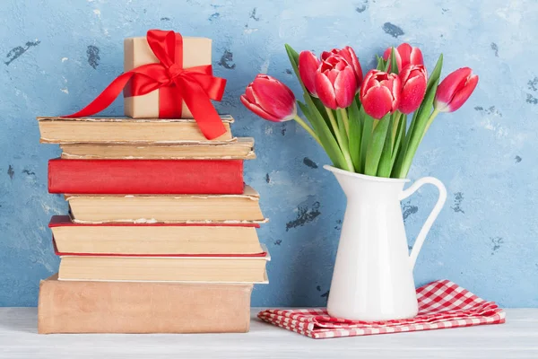 Красные Тюльпаны Кувшине Подарочная Коробка Перед Каменной Стеной Открытки День — стоковое фото