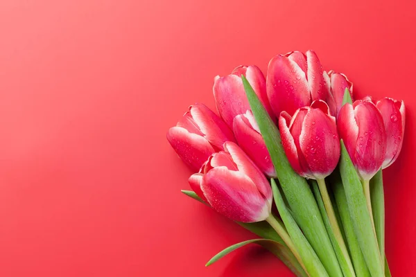 Bouquet Tulipes Rouges Sur Fond Rouge Vue Dessus Avec Espace — Photo