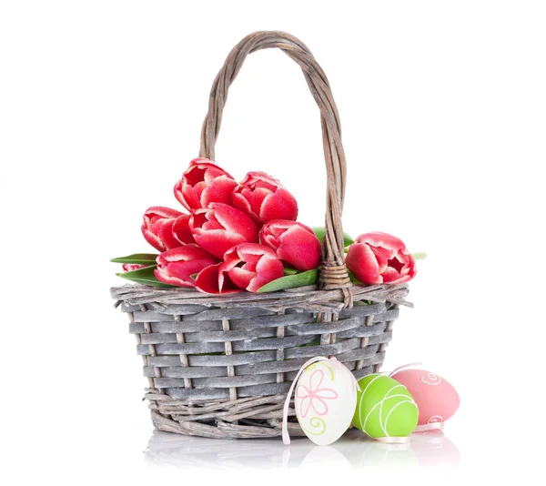 Rode Tulp Bloemen Boeket Pasen Eieren Geïsoleerd Witte Achtergrond — Stockfoto