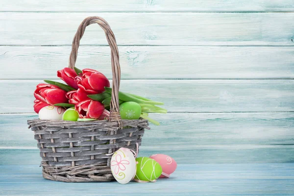 Ramo Tulipanes Rojos Huevos Pascua Frente Pared Madera Tarjeta Felicitación —  Fotos de Stock