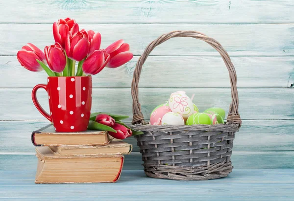 Buquê Flores Tulipa Vermelha Ovos Páscoa Frente Parede Madeira Cartão — Fotografia de Stock