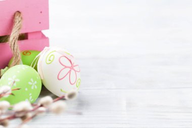 Ahşap masa kutusunda Paskalya yumurtaları. Boşlukla 