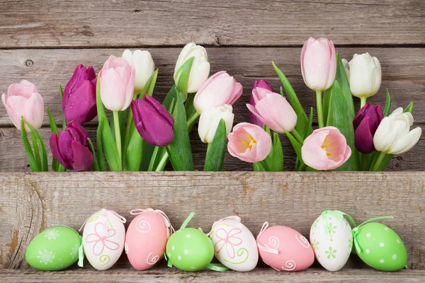 Jaja Wielkanocne Kolorowe Tulipany Przed Drewniane Ściany — Zdjęcie stockowe