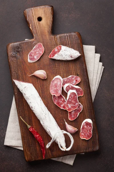 Salame Affettato Sul Tagliere Vista Dall Alto — Foto Stock