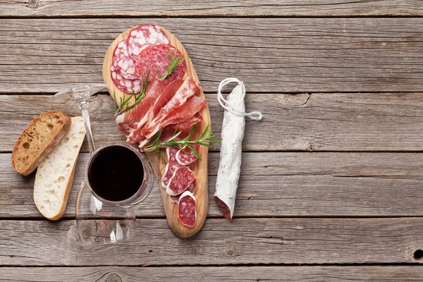 Salami Jamón Salchichas Jamón Pan Copa Vino Tinto Bandeja Antipasto — Foto de Stock