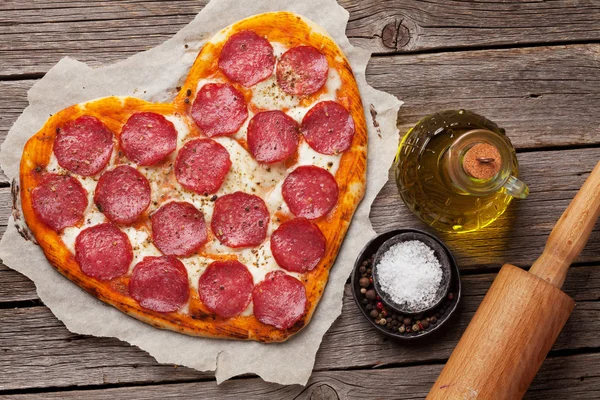 Szív Alakú Pizza Pepperoni Valentin Nap Üdvözlőlap Szemközti Nézet — Stock Fotó