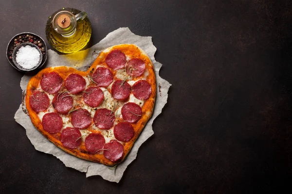 Hjärtformade Pizza Med Pepperoni Alla Hjärtans Dag Gratulationskort Ovanifrån Med — Stockfoto