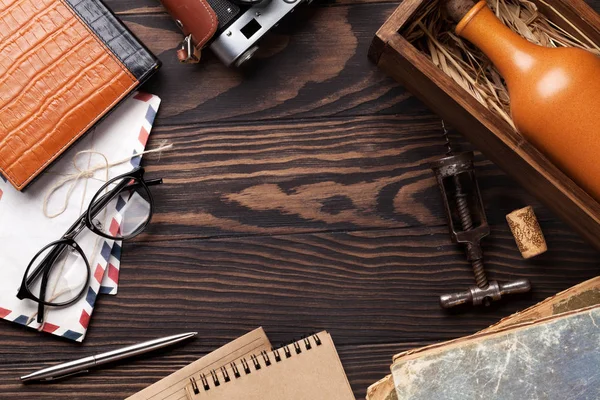 Retro vintage öğeler tablo. Kamera, kitap, bloknot, şarap şişesi ve tirbuşon. Metin alanı olan Üstten Görünüm