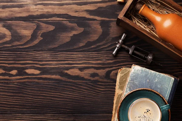 Retro vintage öğeler tablo. Eski kitaplar, şarap şişesi ve tirbuşon, kahve fincanı. Metin alanı olan Üstten Görünüm