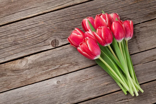 Ramo Tulipanes Rojos Sobre Fondo Madera Vista Superior Con Espacio — Foto de Stock