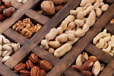 fıstık, fındık, kestane, ceviz, Antep fıstığı ve pecans ahşap kutusunda. Üstten Görünüm