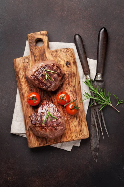 Grilovaný Steak Steaky Prkénku Pohled Shora — Stock fotografie