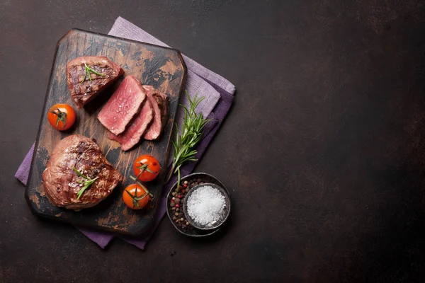 まな板の上のフィレ肉のグリル ステーキ テキストのスペースのトップ ビュー — ストック写真