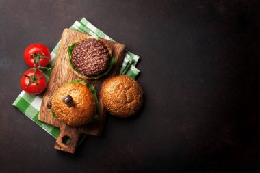 Sığır eti, domates, peynir ve marul lezzetli ızgara burger. Kopya alanı ile Üstten Görünüm