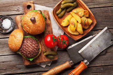 Sığır eti, domates, peynir, salatalık ve marul ile lezzetli ızgara ev yapımı hamburger. Üstten Görünüm