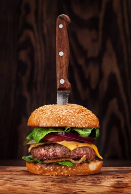 Sığır eti, domates, peynir, salatalık, marul ile ev yapımı lezzetli ızgara burger