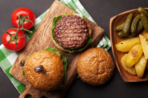 Ízletes Sült Hamburgert Marhahús Paradicsom Sajt Uborka Saláta Szemközti Nézet — Stock Fotó