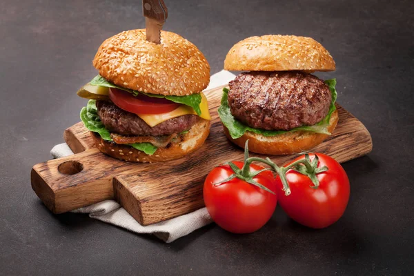 Tasty Grilled Burgers Beef Tomatoes Cheese Cucumber Lettuce — Stock Photo, Image