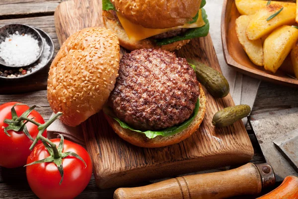 Hambúrgueres Caseiros Grelhados Saborosos Com Carne Tomate Queijo Pepino Alface — Fotografia de Stock