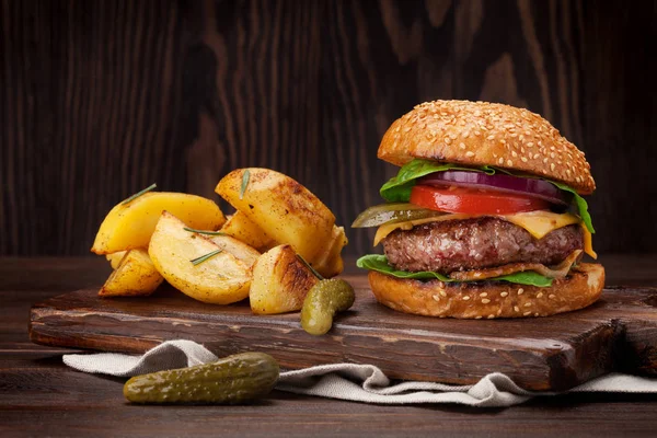 Ízletes Sült Házi Burger Marha Paradicsom Sajt Uborka Saláta — Stock Fotó