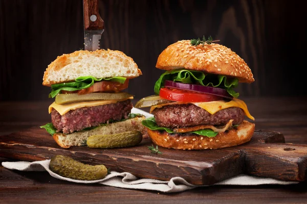 Tasty Grilled Homemade Burgers Beef Tomato Cheese Cucumber Lettuce — Stock Photo, Image