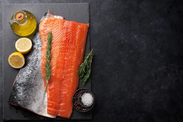 生鲑鱼鱼片 有香料在石桌上烹调 具有文本空间的顶部视图 — 图库照片
