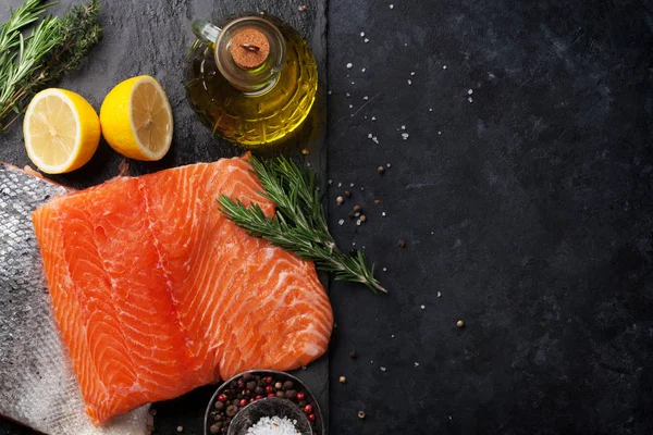 Filete Salmón Crudo Con Especias Cocinadas Sobre Una Mesa Piedra —  Fotos de Stock