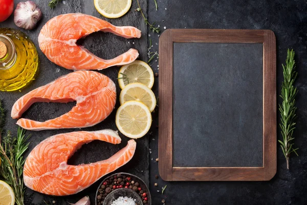 Filete Salmón Crudo Con Especias Cocinadas Sobre Una Mesa Piedra — Foto de Stock