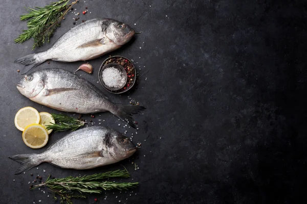 Asztal Főzés Fűszerek Nyers Dorado Hal Szöveg Szóközzel Felülnézet — Stock Fotó