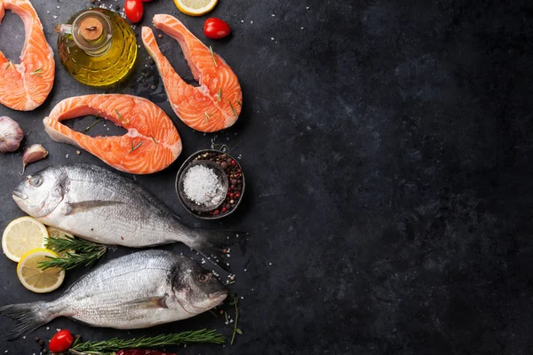 Lax Och Dorado Fisk Filé Med Kryddor Matlagning Stenbord Ovanifrån — Stockfoto