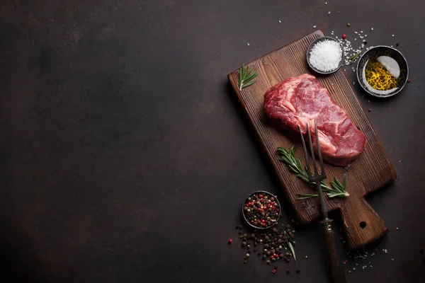 Ruwe Ribeye Biefstuk Koken Met Ingrediënten Bovenaanzicht Met Kopie Ruimte — Stockfoto