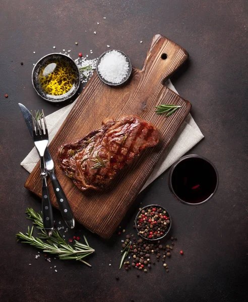Bife Carne Grelhada Com Vinho Tinto Ervas Especiarias Vista Superior — Fotografia de Stock
