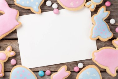 Ahşap tablo Easter gingerbread çerezleri. Tavşan ve yumurta. Tebrik kartı. Üstten Görünüm alanı ile