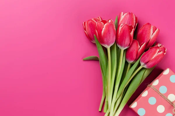 Tulipani Rossi Bouquet Confezione Regalo Sfondo Rosa Vista Dall Alto — Foto Stock