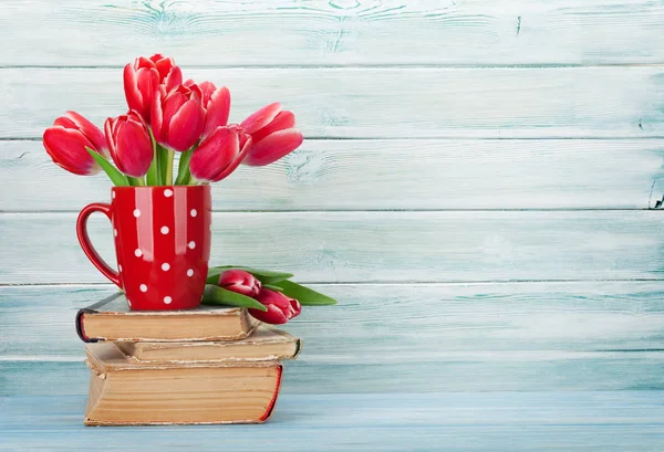 Букет Червоних Тюльпанів Чашці Перед Дерев Яною Стіною Великодні Вітальні — стокове фото