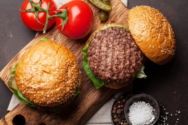 Lekkere Gegrilde Hamburgers Met Rundvlees Tomaten Kaas Augurken Sla Bovenaanzicht — Stockfoto