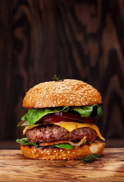 Ízletes Sült Burger Marha Paradicsom Sajt Uborka Saláta Hely Másolás — Stock Fotó