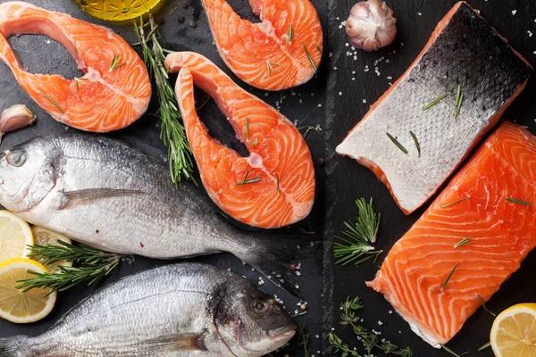 Lax Fisk Filé Och Dorado Med Kryddor Matlagning Skärbräda Ovanifrån — Stockfoto