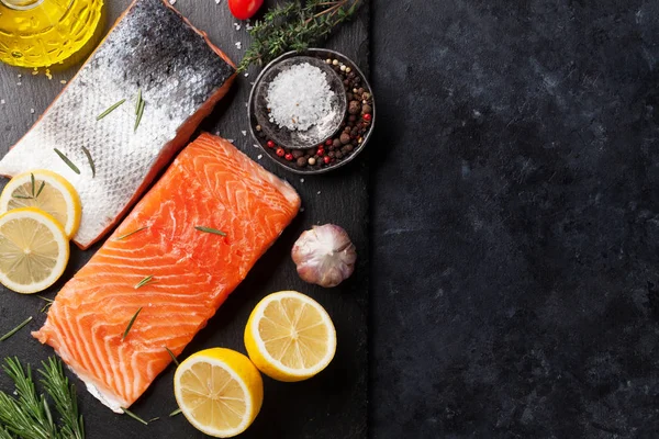 Filet Poisson Saumon Cru Avec Cuisson Aux Épices Sur Planche — Photo