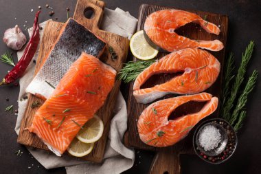 Çiğ somon balık fileto kesme tahtası üzerinde yemek baharatlar ile. Üstten Görünüm