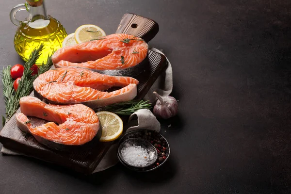 生鲑鱼鱼片与香料烹饪在切割板 文本的空间 — 图库照片