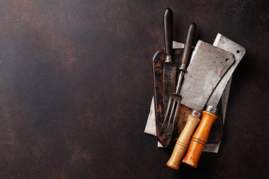 Vintage mutfak gereçleri, kasap, bıçak, çatal taş kartı. Metin için yer ile Üstten Görünüm