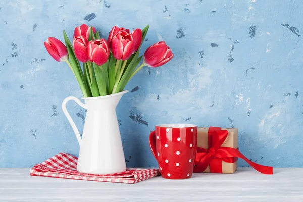 Букет Квітів Червоних Тюльпанів Глечику Подарункова Коробка Чашка Кави Перед — стокове фото