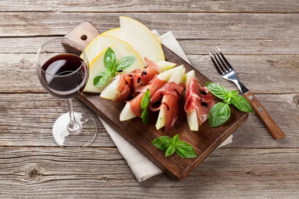 Melone Fresco Con Prosciutto Basilico Sul Tavolo Legno Antipasti Vino — Foto Stock