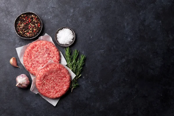 Сырое Мясо Ингредиенты Домашнего Гриля Гамбургеры Приготовления Пространствами Травами Вид — стоковое фото