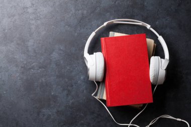 Sesli kitap kavramı. Kulaklık ve taş tablo defterleri. Metin alanı olan Üstten Görünüm